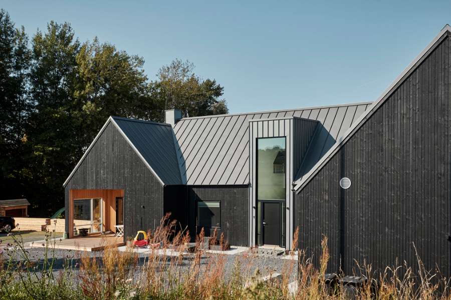 Flag raised for new home with a very popular steel roof, Brådalvej 25, 9210 Aalborg SØ